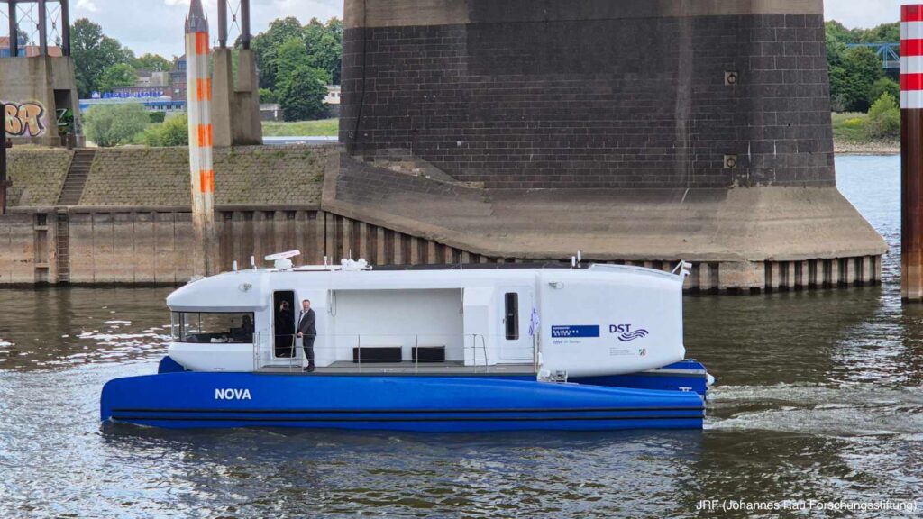 NOVA Forschungsschiff entworfen, ausgelegt konstruiert und gebaut in Witten, zu Wasser gelassen in Dortmund, getauft in Duisburg