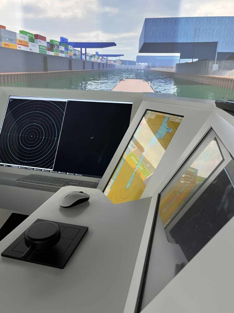 command center, Fahrstand eines Binnenschiffes, entworfen und gebaut von Felleyachting für den 360° Schiffssimulator am DST Duisburg